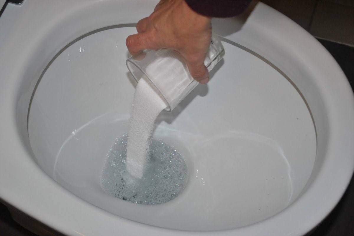 Как очистить унитаз от мочевого камня в домашних условиях