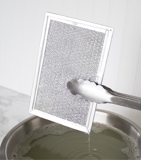 Как очистить от жира вентиляционную решетку на кухне?