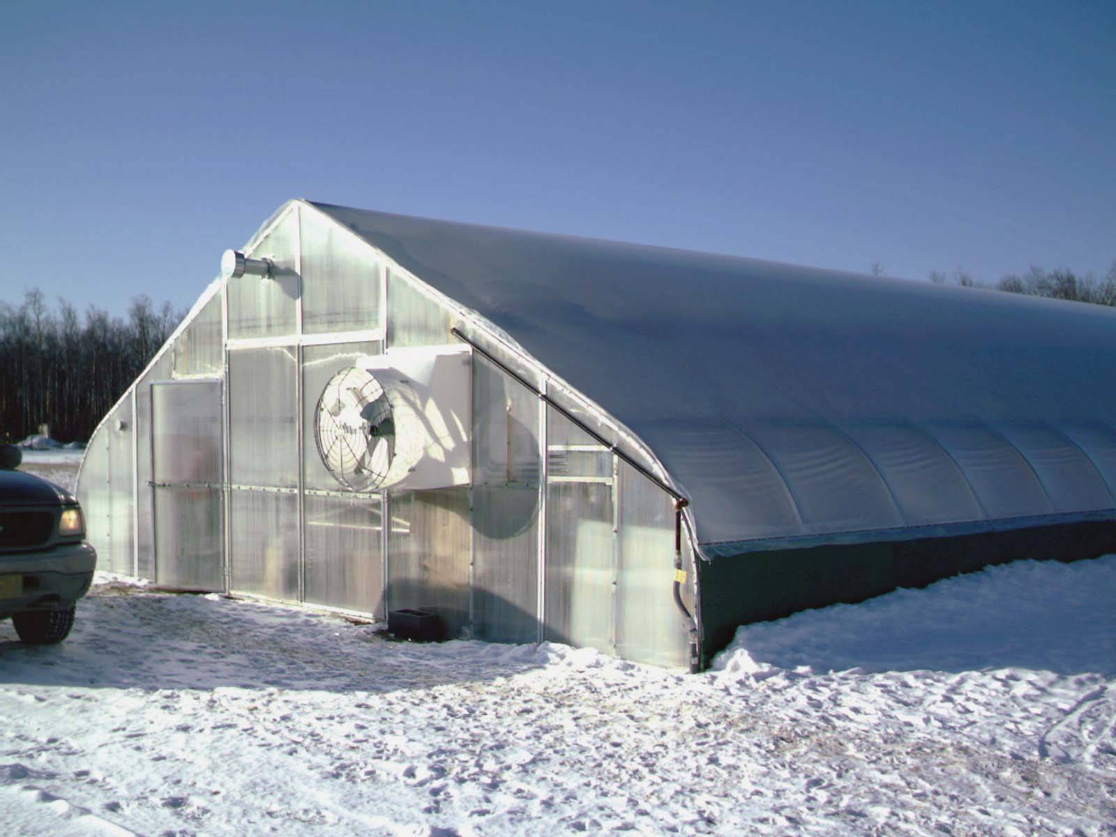 Зимняя теплица из поликарбоната: характеристика, как построить своими руками с отоплением и светом, фото