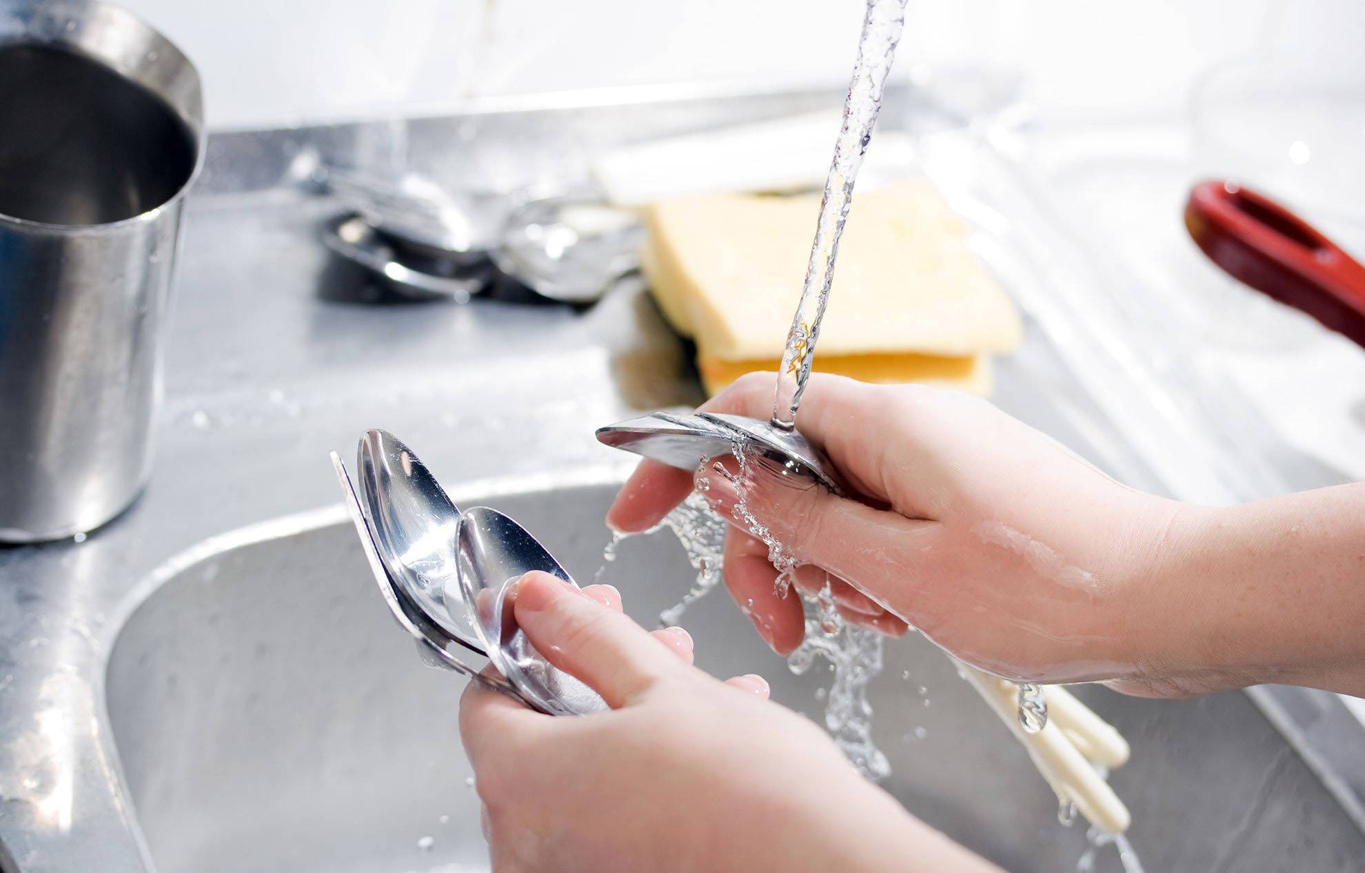 Как быстро помыть посуду своими руками за 5 минут в раковине - способы и средства