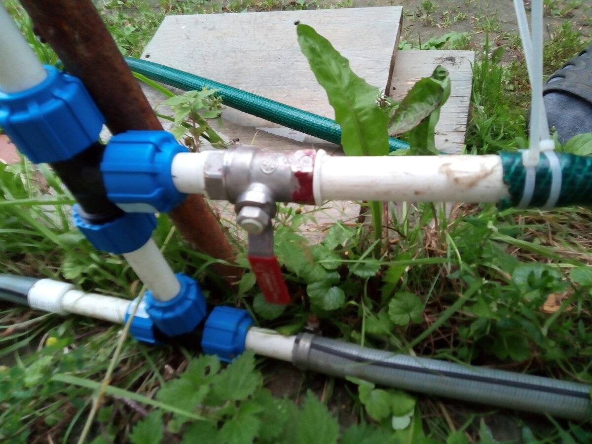 Соединение пластиковых водопроводных труб фитингами и монтаж