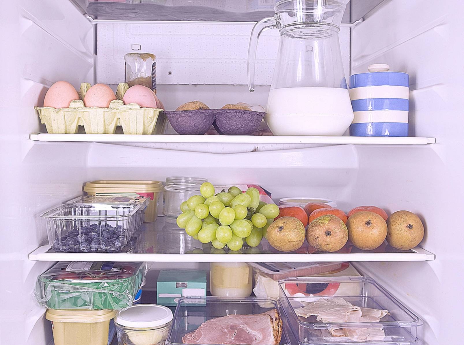 Зачем класть в холодильник одежду: 7 неожиданных причин