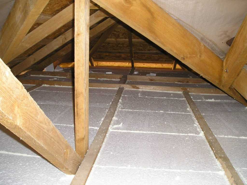 Как утеплить потолок со стороны чердака - виды утеплителей, их укладка (+схемы) | стройсоветы