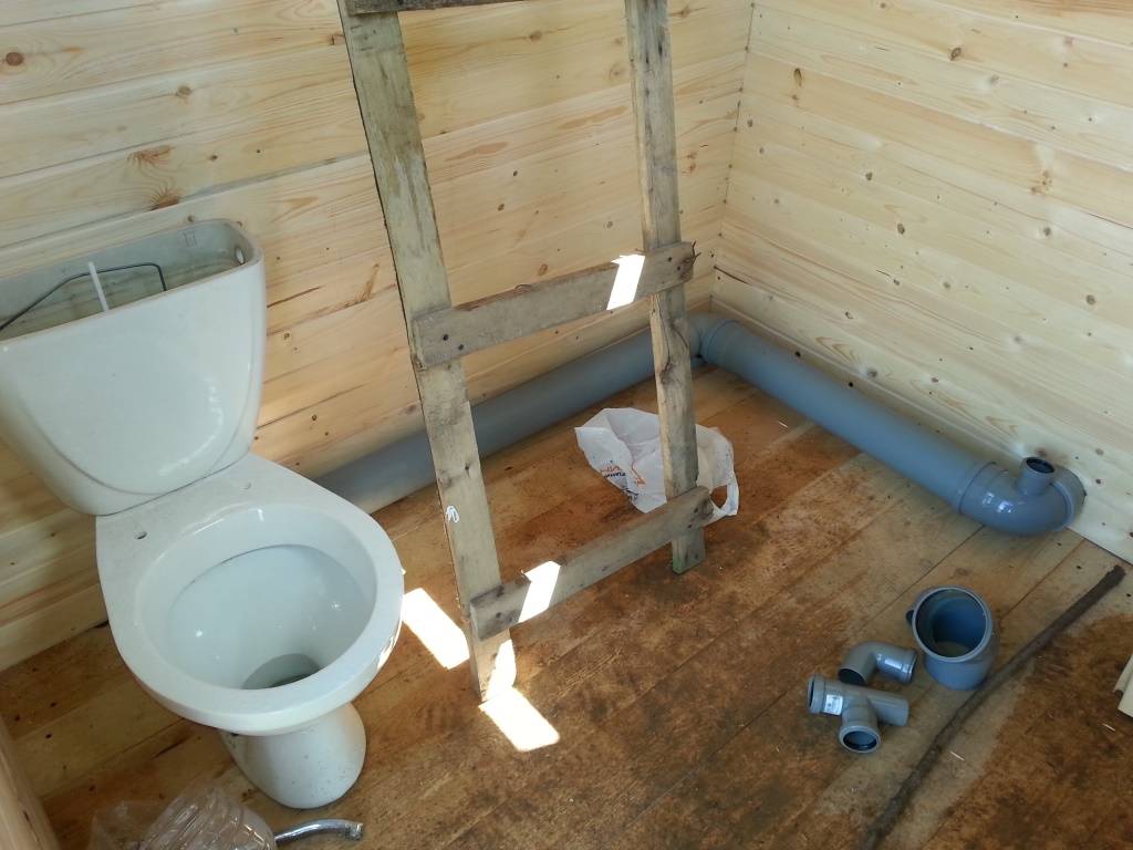 Туалет в частном доме с канализацией и без: принцип работы, устройство и этапы монтажа