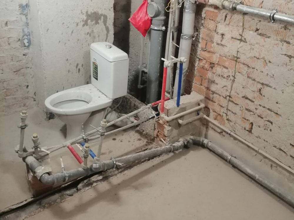 Как спрятать канализационные и водопроводные трубы в ванной комнате: варианты, фото, видео