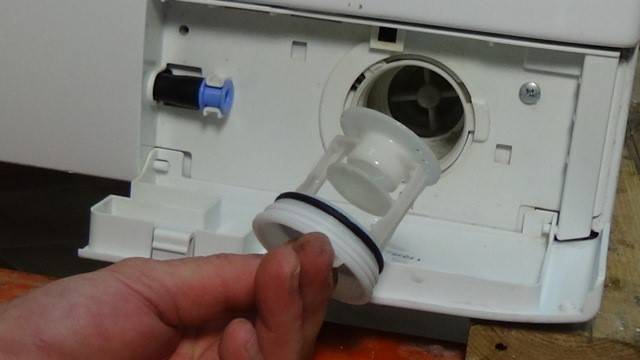3 способа, как снять сливной фильтр на стиральной машине, если он не откручивается или не вытаскивается