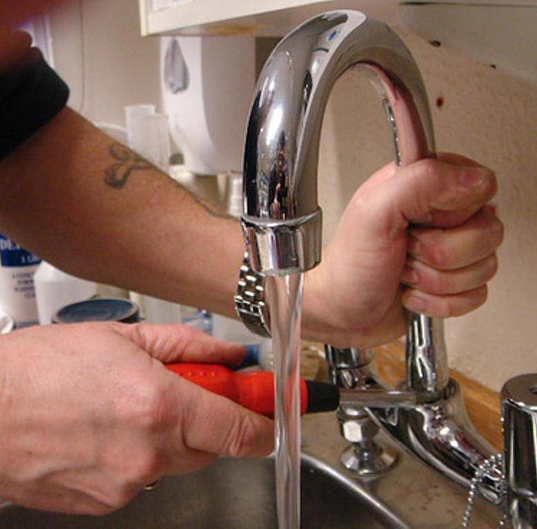 Что делать, если протекает кран на кухне: починить своими руками