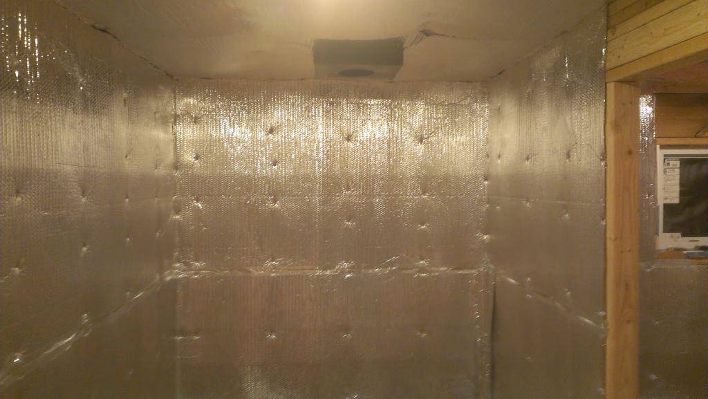Эффективная блестящая изоляция стен бани