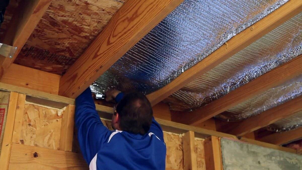 Как правильно утеплить потолок под холодной крышей: разбираемся во всех деталях