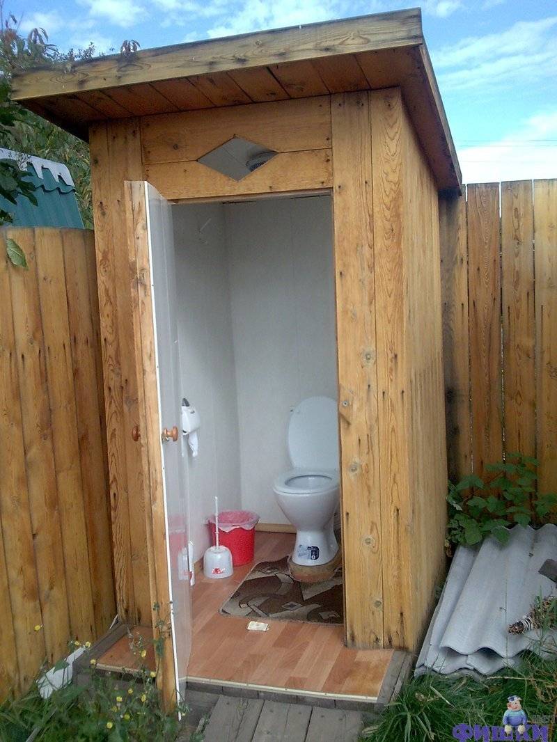 Как утеплить туалет в деревянном доме: советы эксперта