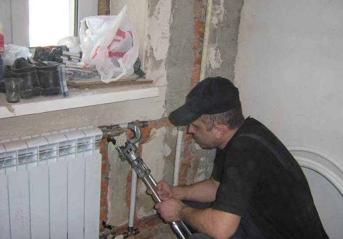 Замена батарей отопления с согласованием отключения стояка зимой: радиаторы на газосварке и сварке в квартире своими руками