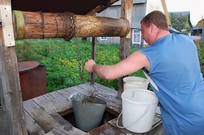 Ведро воды из колодца мальчик