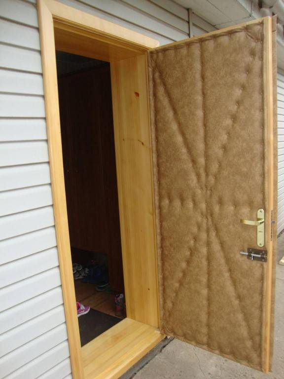 Как утеплить дверь в баню: утепление банной двери своими руками, материалы, уплотнитель, способы утепления, фото и видео