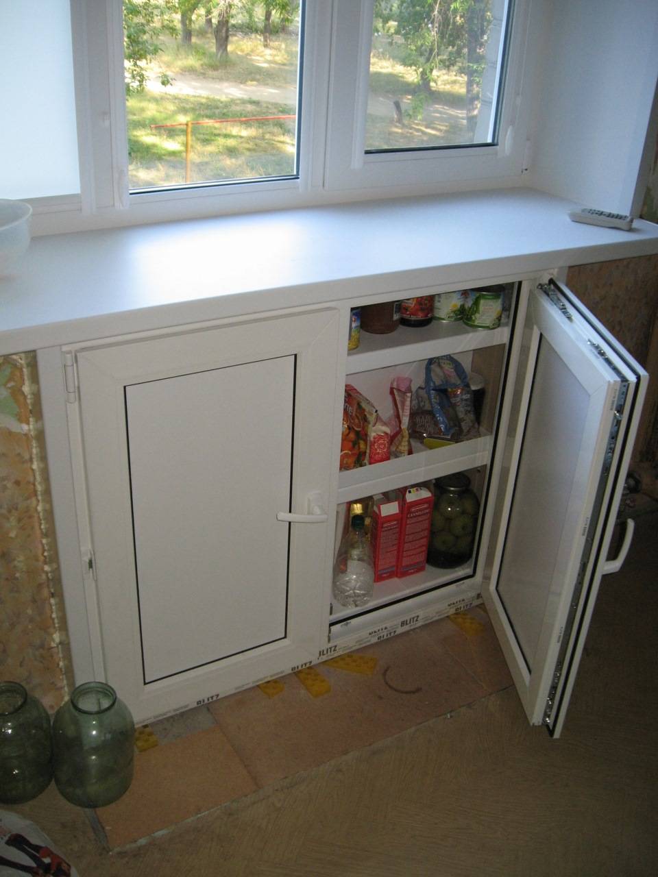 Холодильник у окна: 3 способа монтажа