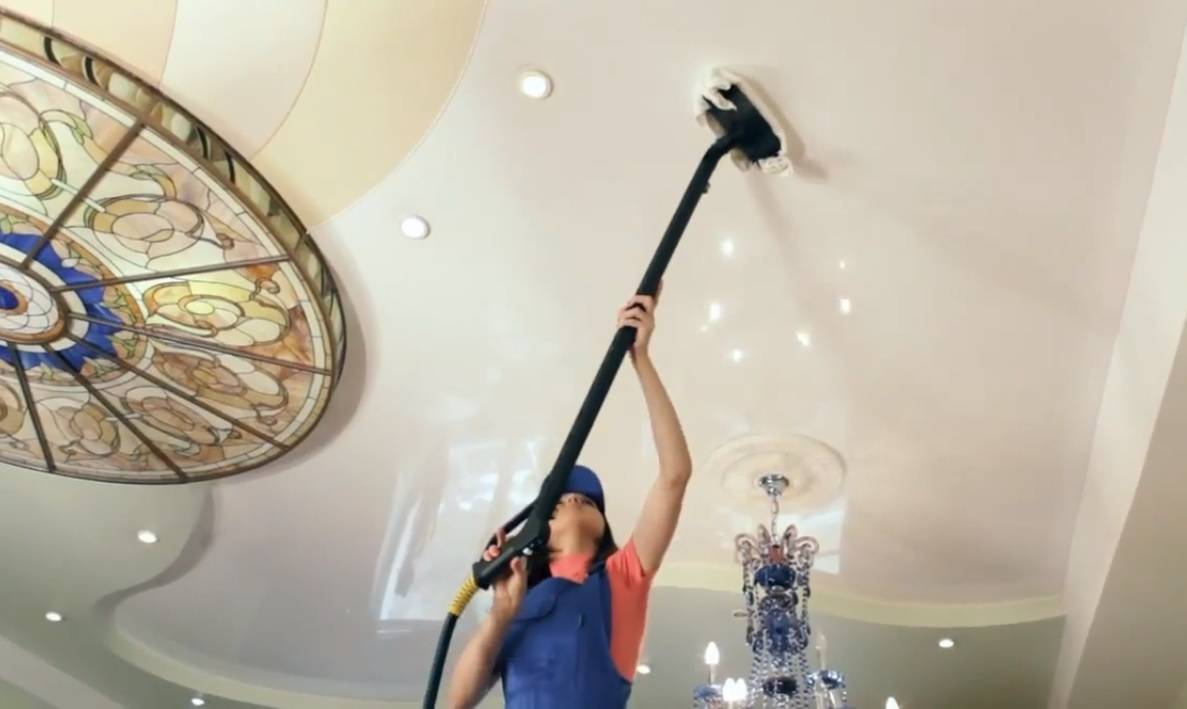 Как помыть натяжной потолок без разводов в домашних условиях?