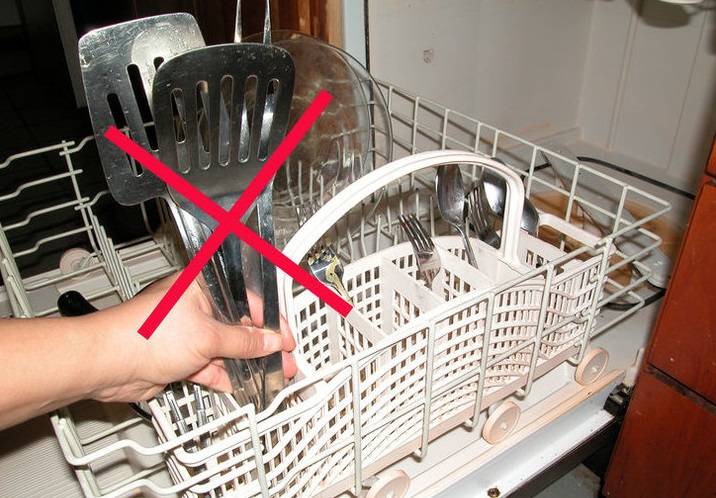Как почистить ложки и вилки между зубцами в домашних условиях, чтобы блестели: из нержавейки, как отмыть пригоревшую кастрюлю