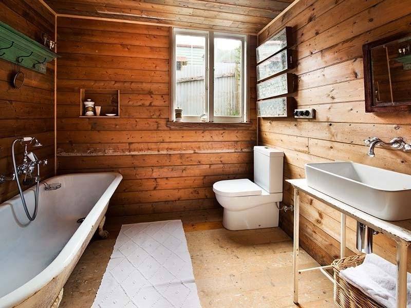 Отделка деревянной комнаты. Ванная в деревянном доме. Санузел в деревянном доме. Ванная комната в деревянном доме. Санузел в доме из бруса.
