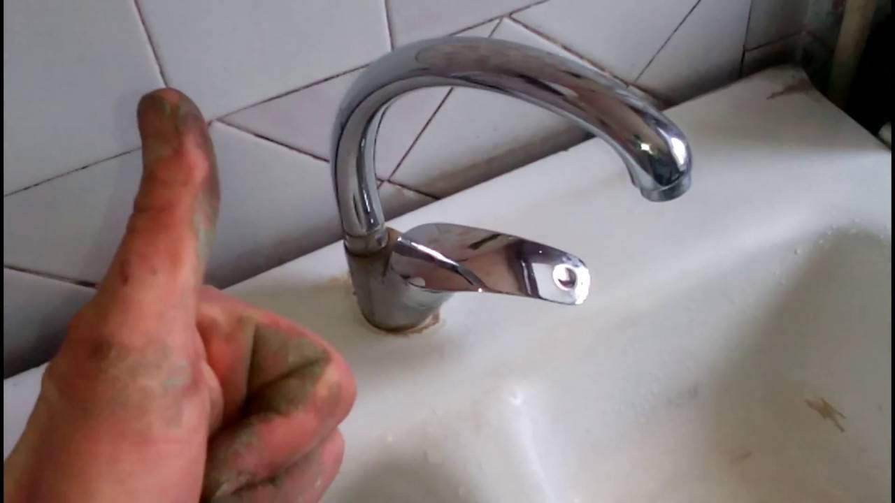 Как снять гусак со смесителя в ванной