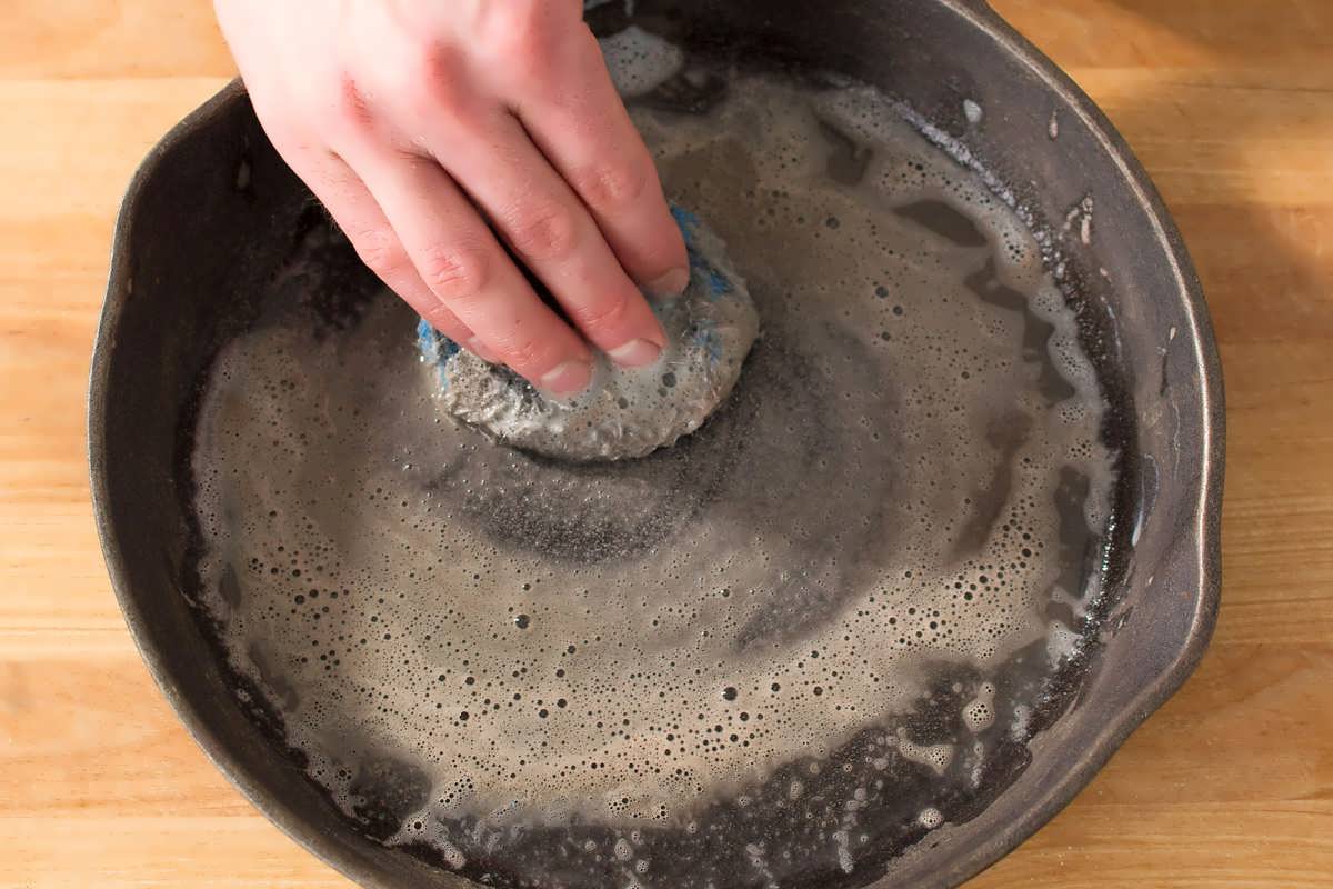 Практические способы, как отчистить сковороду чугунную от нагара: целых 9 штук!