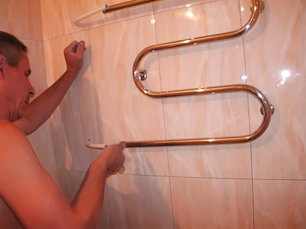 Как правильно заменить полотенцесушитель в ванной