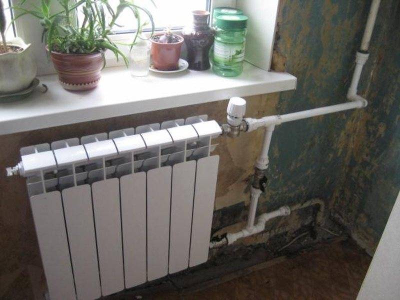 Почему радиатор отопления сверху горячий, а снизу холодный
