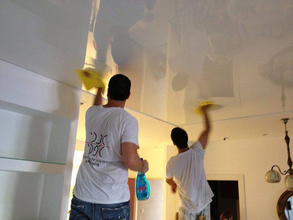 Как мыть натяжные потолки в домашних условиях: необходимые материалы и советы новичкам (50 фото) — строительный портал — strojka-gid.ru