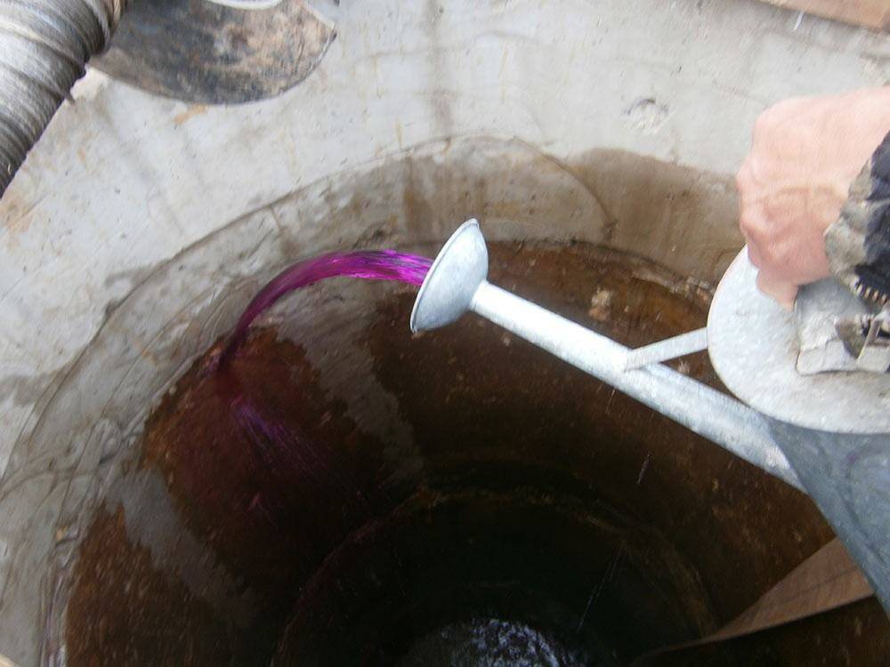 Почему в колодце мутная или желтая вода: средства очистки