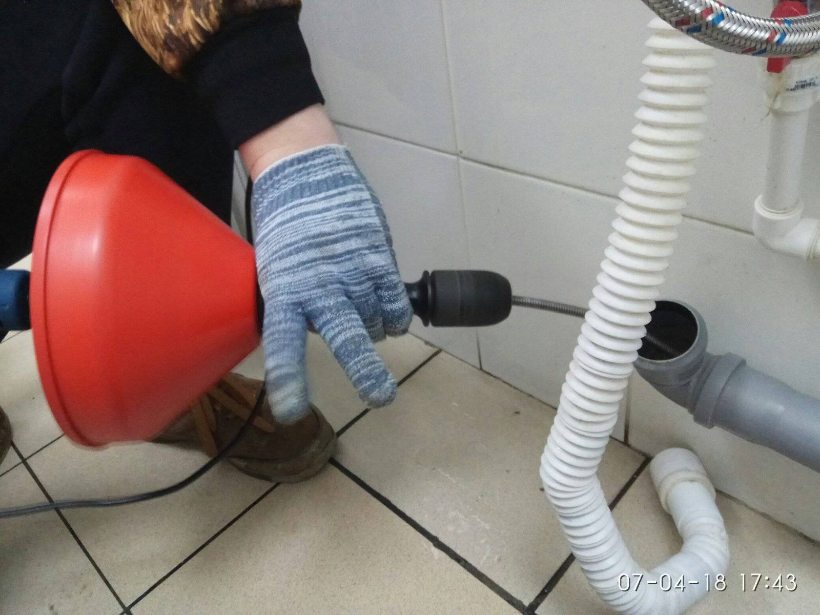 Устраняем засор и чистим канализационные трубы