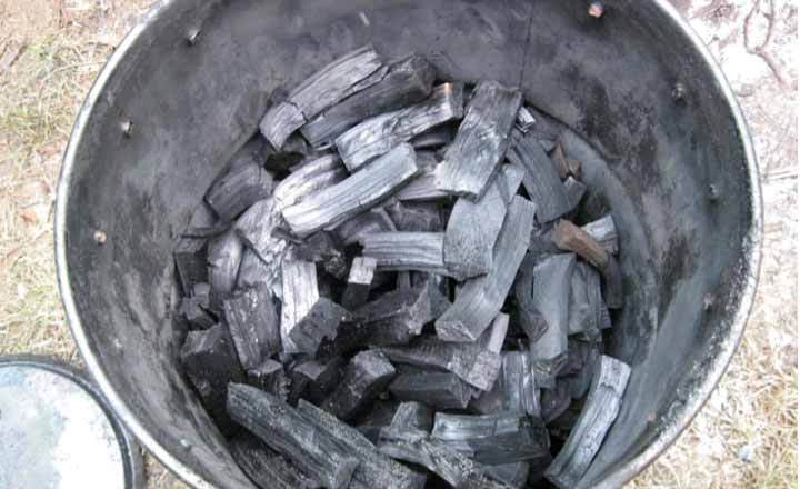 Как сделать древесный уголь своими руками дома?