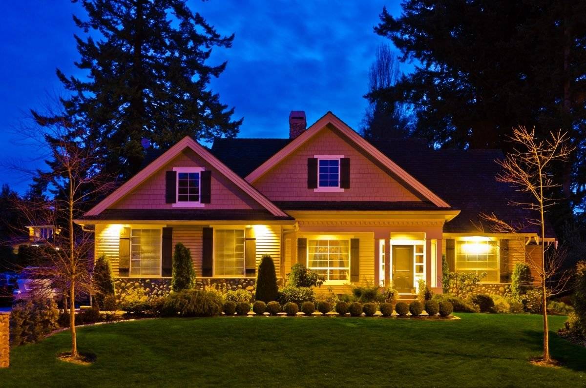 Подсветка фасадов - преимущества и недостатки светового оформления фасада дома. особенности акцентного, контурного, динамического освещения (фото + видео)
