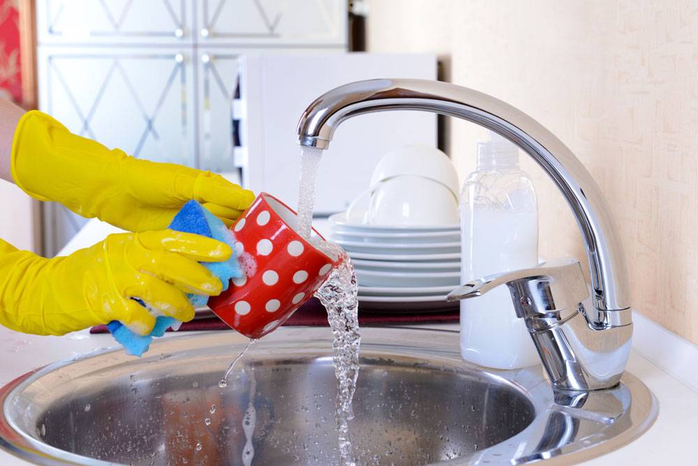 Как быстро помыть посуду руками?