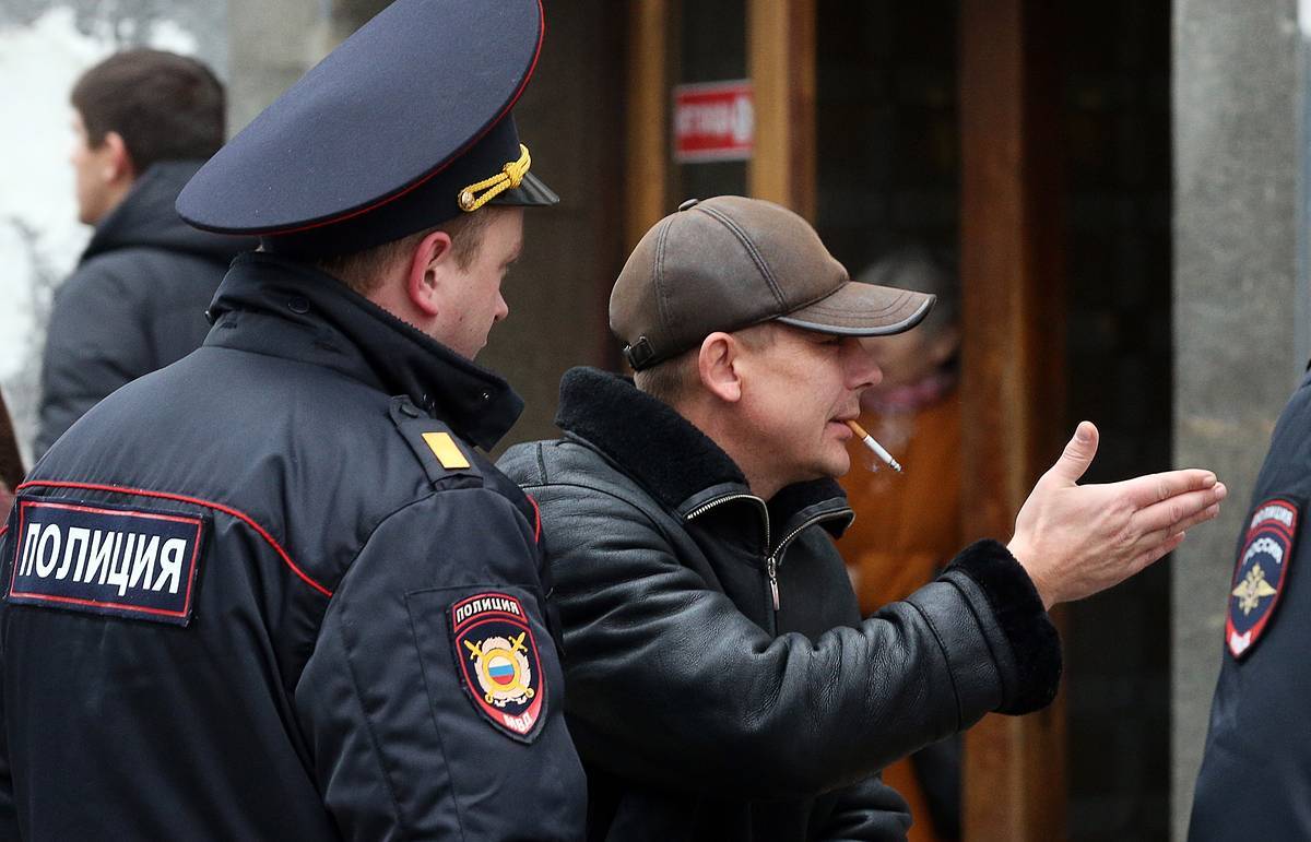 Москва оштрафовано. Полицейский курит. Сотрудник полиции. Конфликты в ОВД. Курящий полицейский.