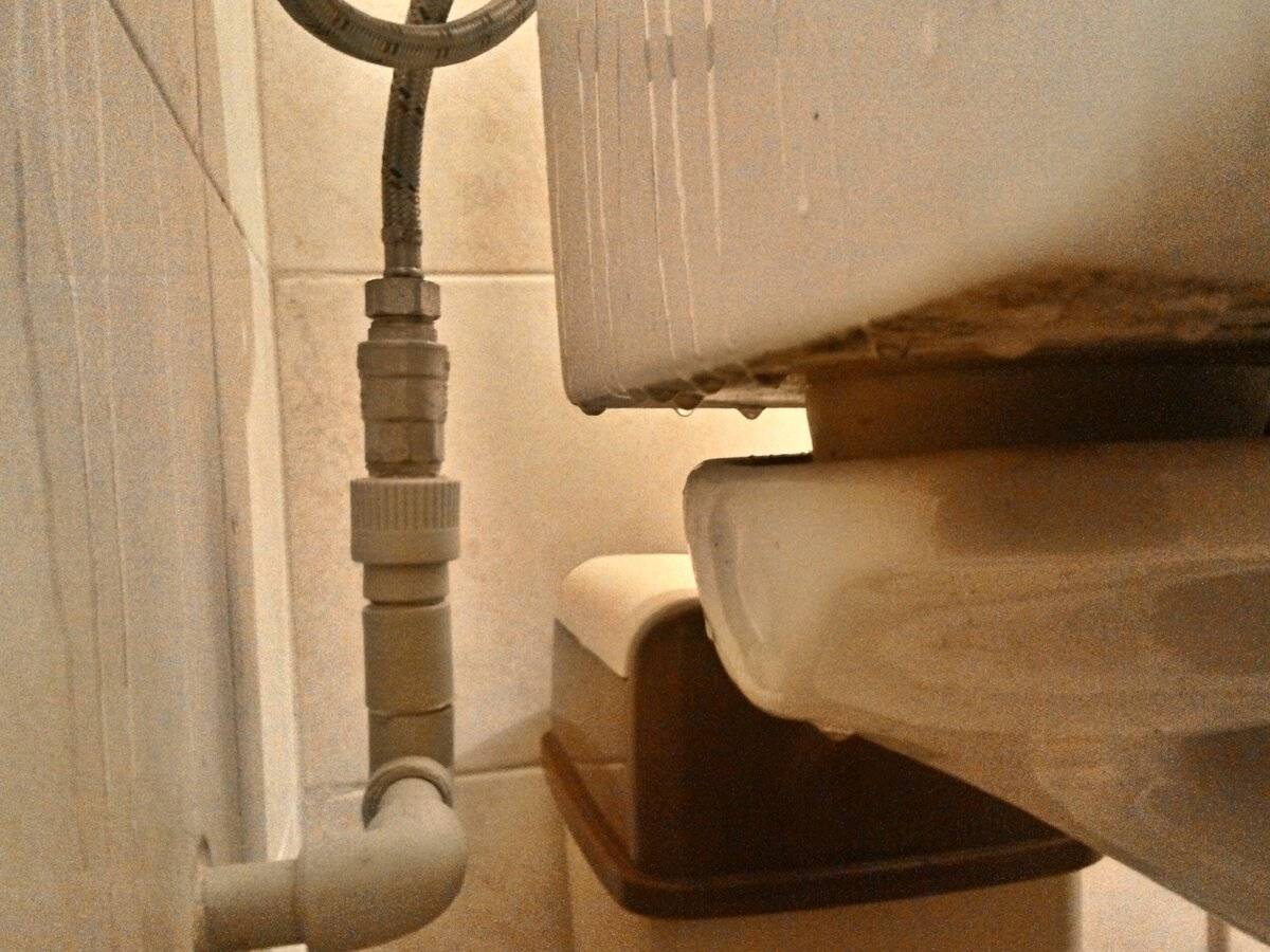 Полезные советы, как убрать конденсат с труб холодной воды в туалете