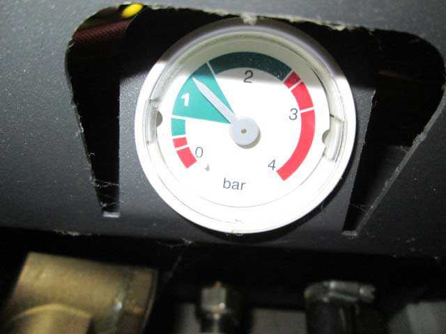 Почему в газовом котле системы отопления падает давление: причины, что делать?