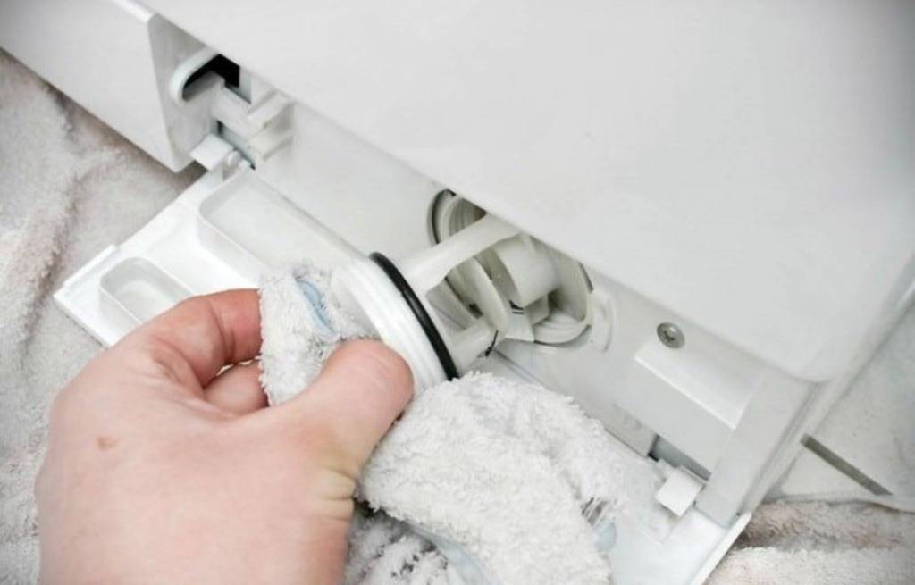 Чистка фильтра стиральной машины индезит: где находится сливной элемент в стиралке indesit с вертикальной и горизонтальной загрузкой, как выкрутить и снять деталь?