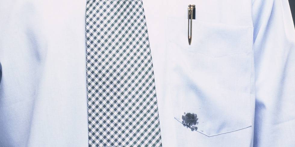 Как отстирать ручку с белой одежды: различные способы