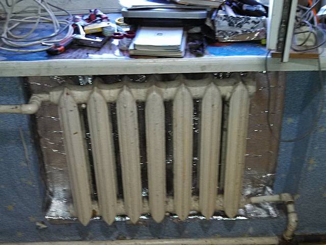 Теплоотражающий экран за радиатором отопления