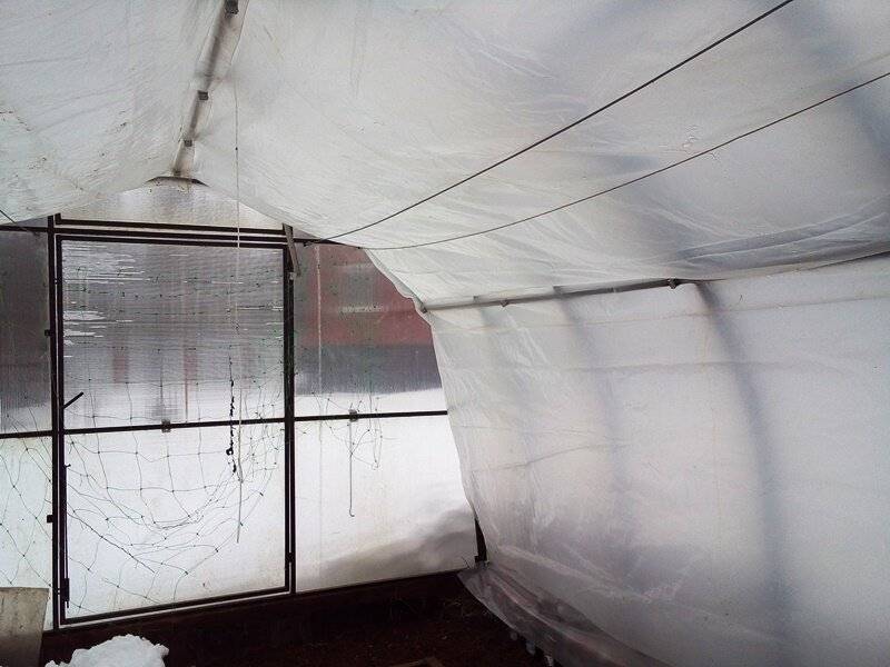 Утепление теплицы из поликарбоната на зиму своими руками: какие есть варианты утепления грунта, пола, фундамента и крыши