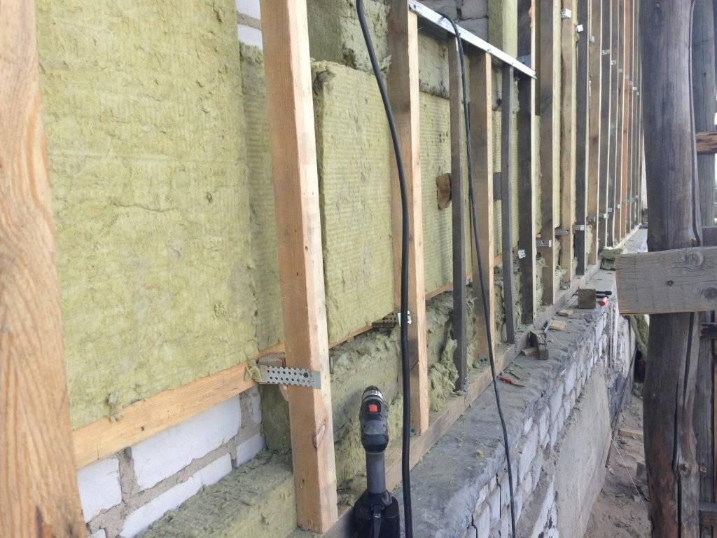 Ветроизоляция для стен деревянного дома: когда необходима защита снаружи и изнутри, материалы (в том числе пленка), проведение работ